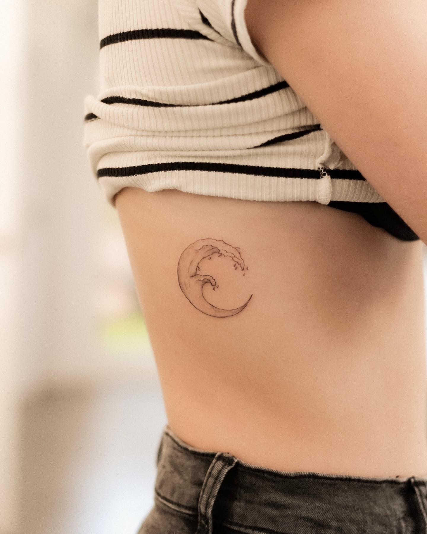 Tatuaje de Ola de Cinta Negra