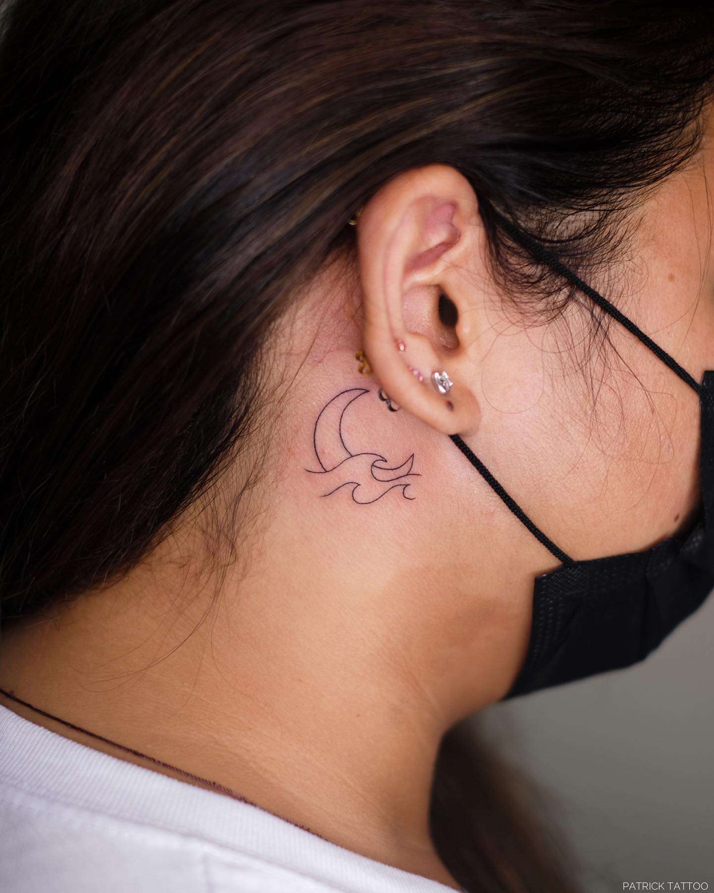 Tatuaje de Ola detrás de la Oreja