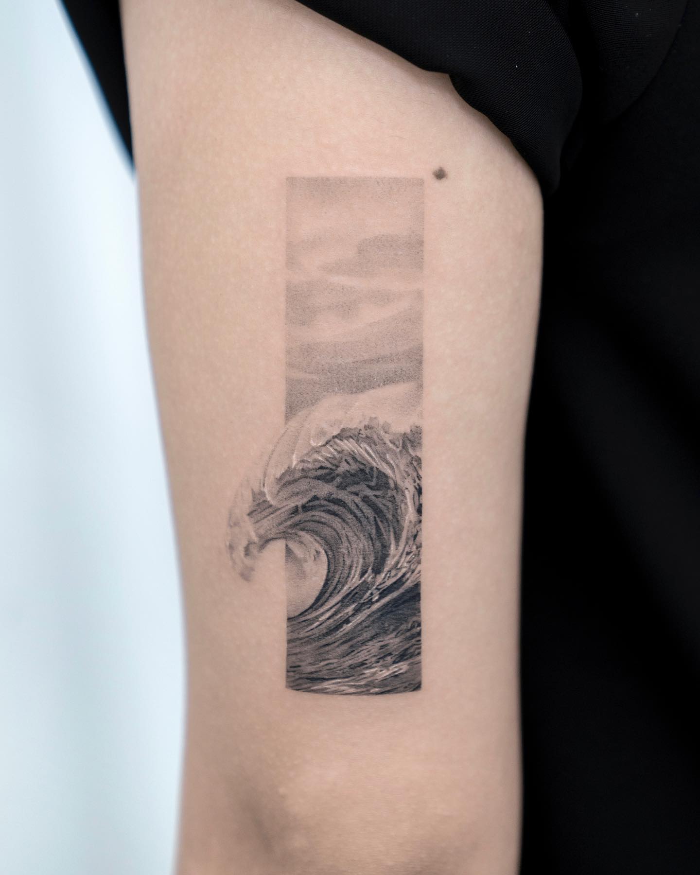 Tatuaje de Ola en el Antebrazo Genial
