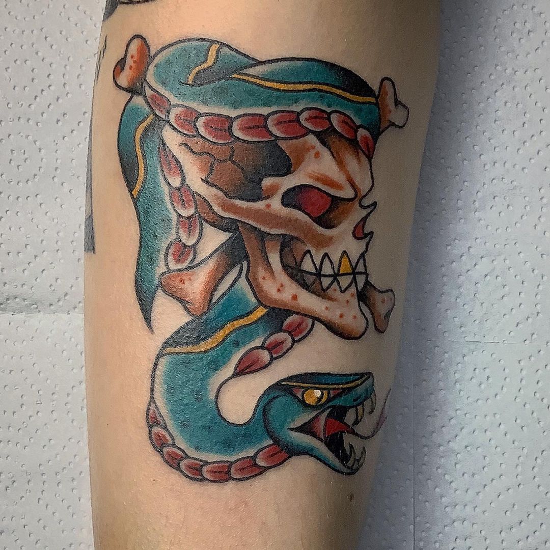 Tatuaje de Serpiente Ardiente en Rojo Brillante y Negro