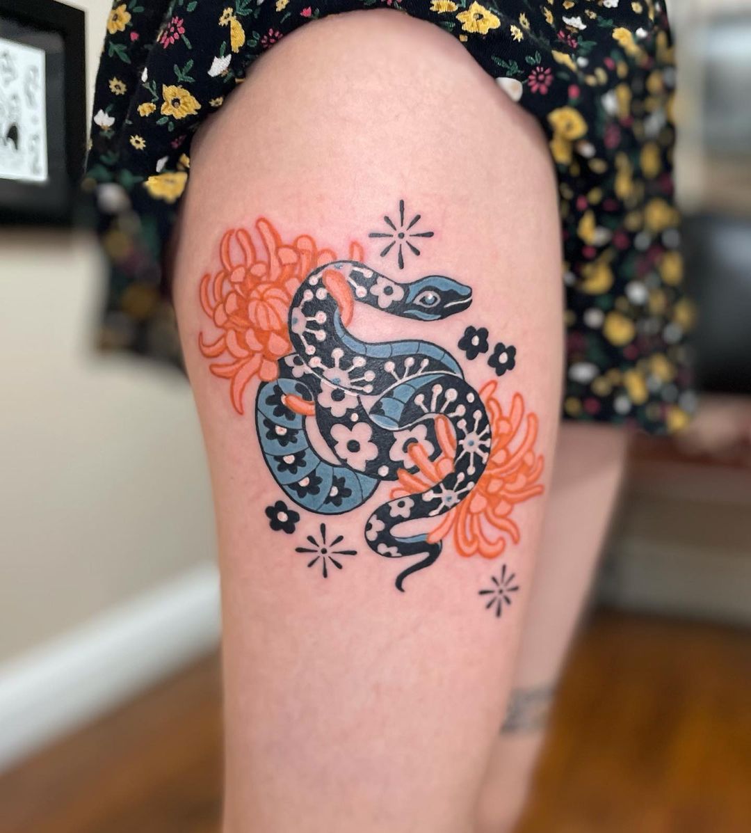 Tatuaje de serpiente azul en el antebrazo.