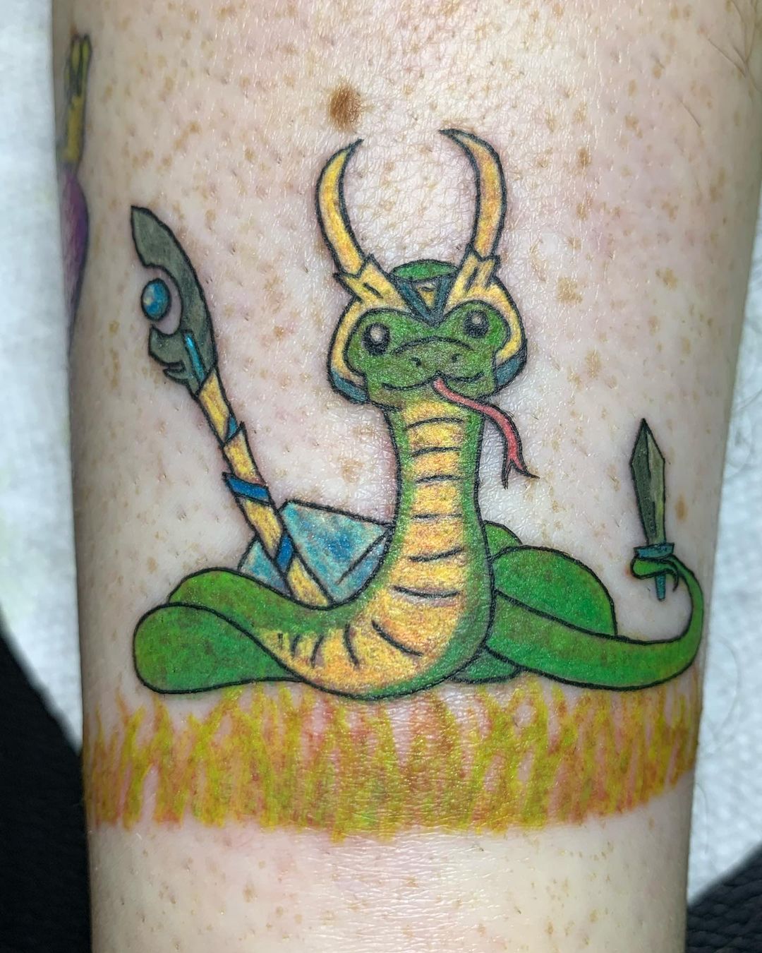 Tatuaje de serpiente de muslo grande con flores.