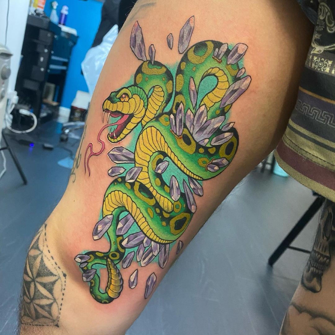 Tatuaje de Serpiente Pequeña Negra y Roja