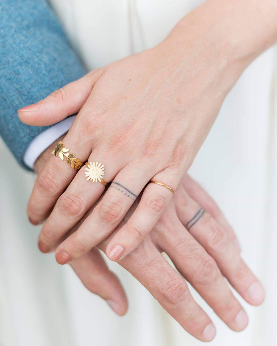 Tatuaje delgado de anillo de bodas
