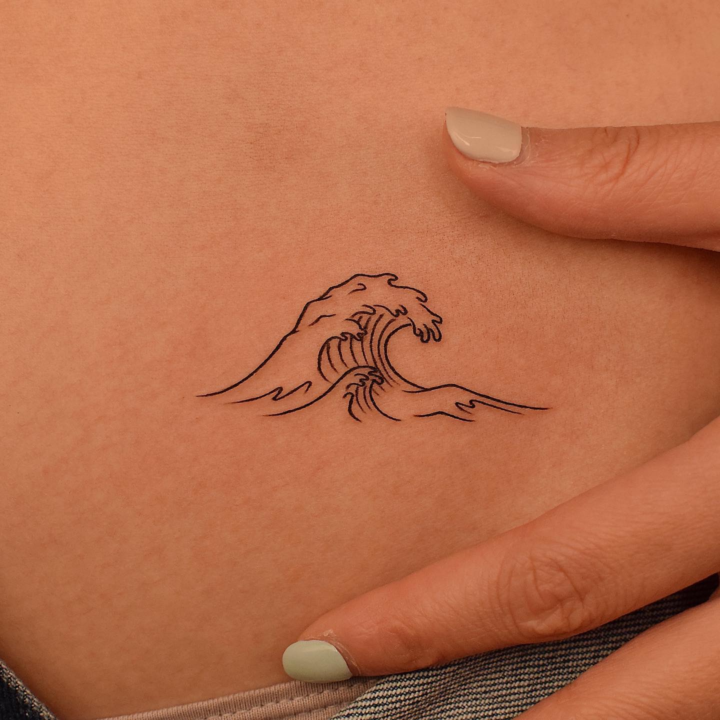 Tatuaje Pequeña Onda Negra