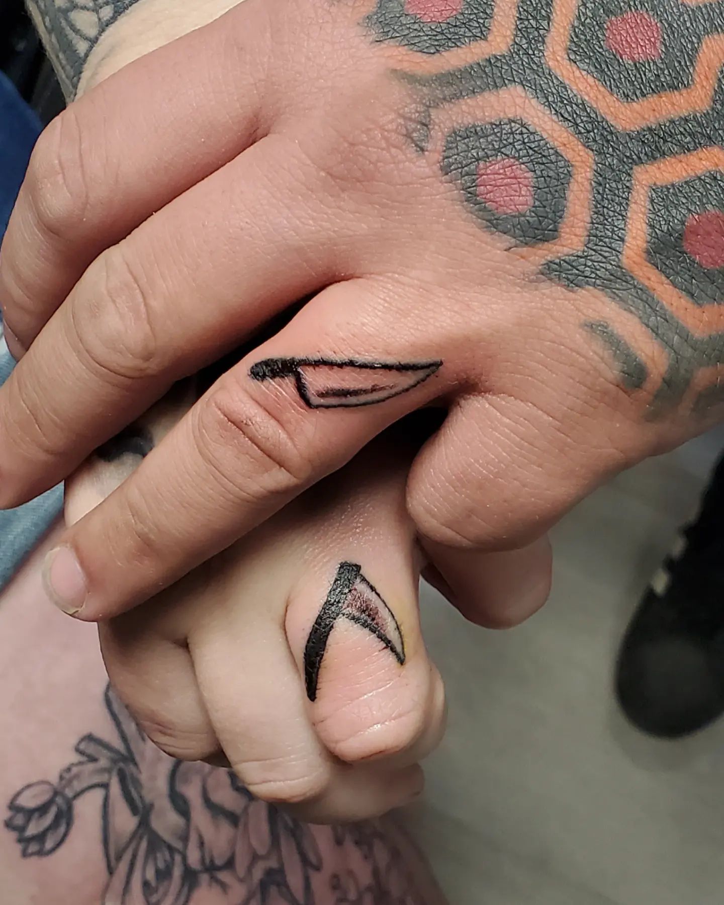 Tatuaje retro y divertido de anillo de bodas.