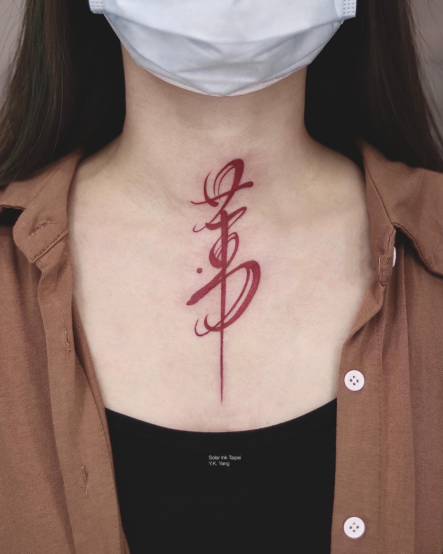 Tatuaje Rojo en el Pecho Chino