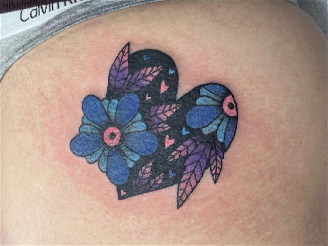 Tatuaje tradicional de corazón floral