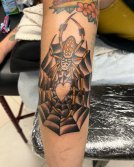 Diseño de araña Tatuaje de codo