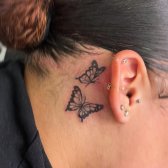 Dos Mariposas Tatuadas detrás de la Oreja