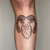 Pequeño Tatuaje de Aries con Ternera