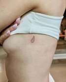 Tatuaje de ala pequeña.