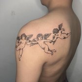 Tatuaje de Ángel en el Hombro Posterior.
