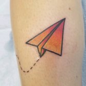 Tatuaje de avión de papel azul y colorido.