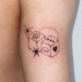 Tatuaje de Dados Místicos