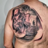 Tatuaje de espalda con tinta negra