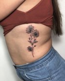 Tatuaje de Flor de Aster en la Costilla