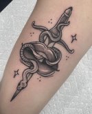 Tatuaje de Flor y Daga