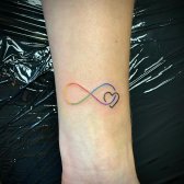 Tatuaje de infinito arcoíris