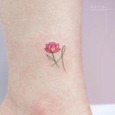 Tatuaje de Loto Rosado en el Tobillo