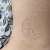 Tatuaje de Luna Creciente en tinta blanca