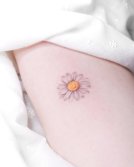 Tatuaje de margarita minimalista