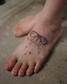 Tatuaje de mariposa en el pie