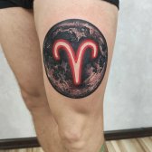 Tatuaje de muslo de Aries