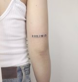 Tatuaje de números romanos con contorno negro