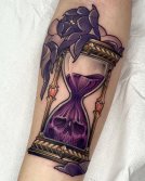 Tatuaje de reloj de arena morado