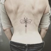 Tatuaje de Unalome con Luna.