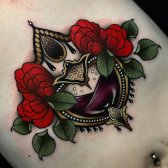 Tatuaje floral rojo en el esternón