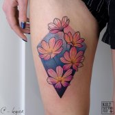 Tatuajes de la flor del cosmos en el muslo.