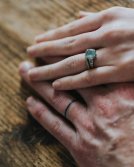 Tatuajes finos de anillos de boda