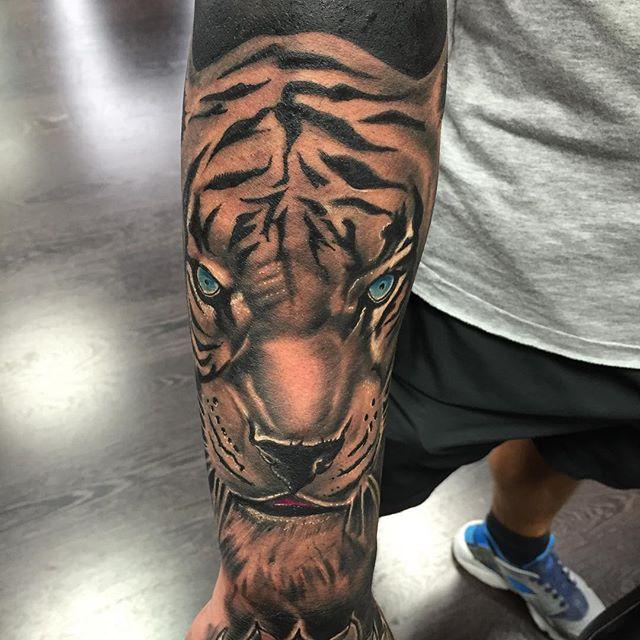 tatuaje brazo de hombre 361