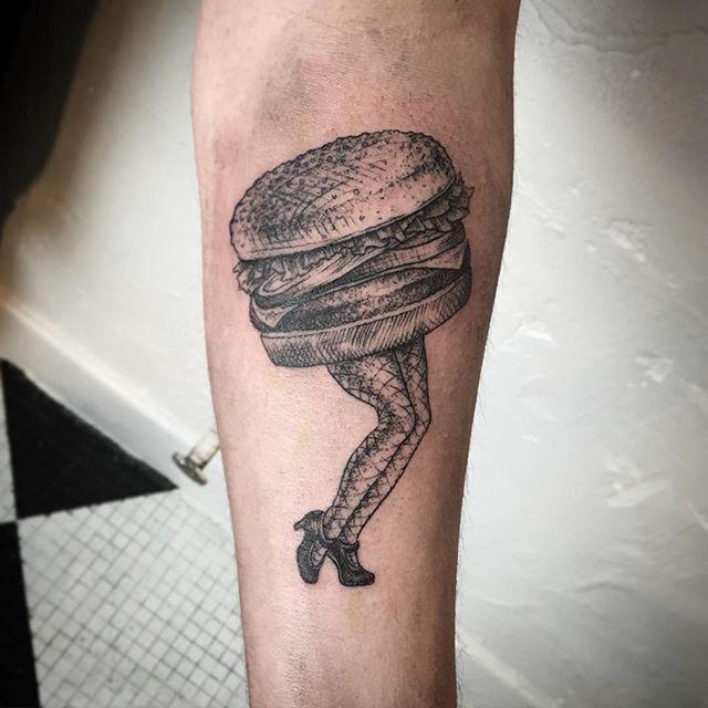 tatuaje brazo de hombre 811