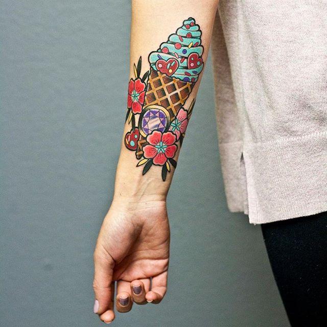 tatuaje brazo de mujer 401