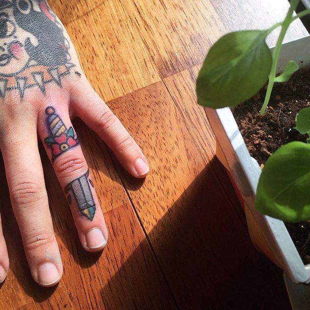tatuaje dedos 211
