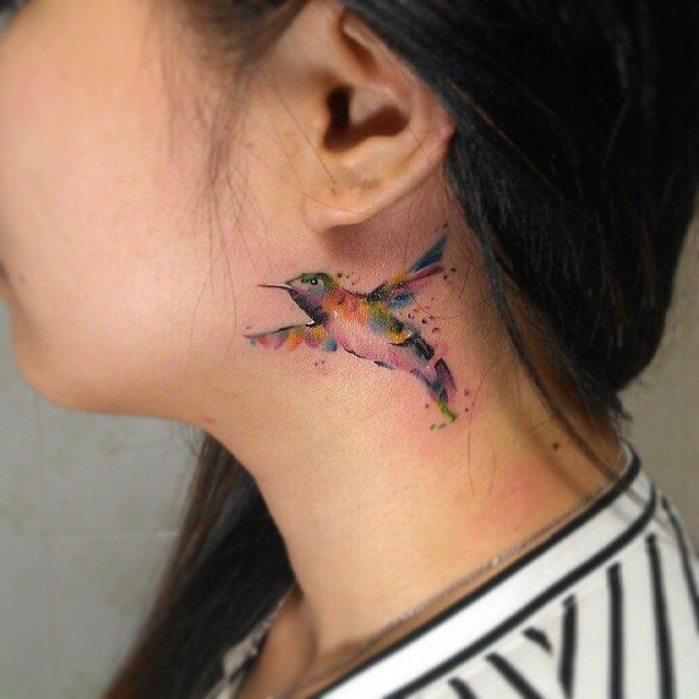 tatuaje detras de la oreja 01