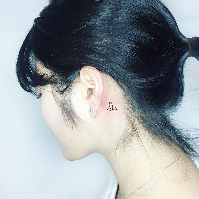 tatuaje detras de la oreja 101