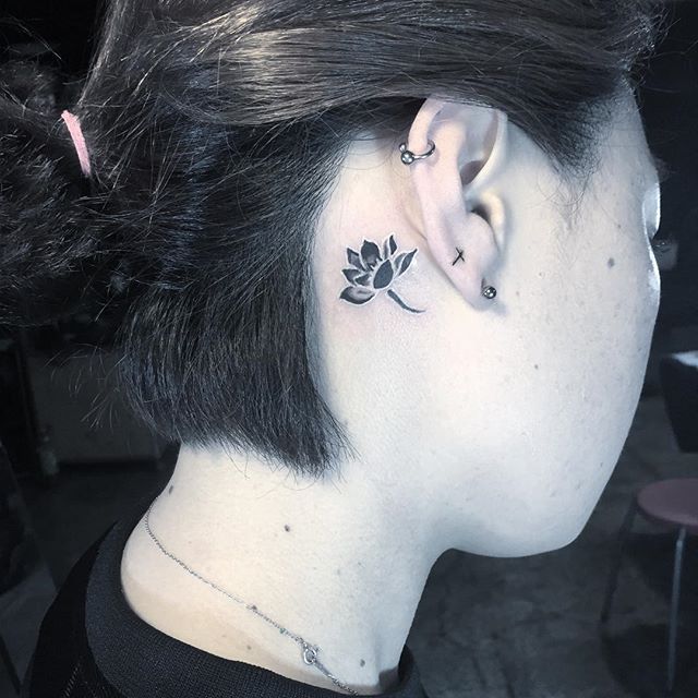 tatuaje detras de la oreja 11