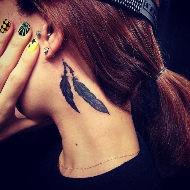 tatuaje detras de la oreja 111