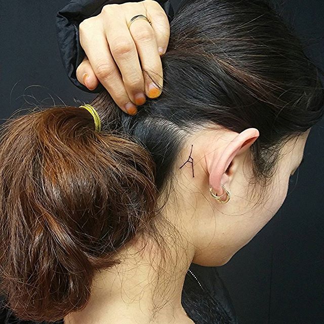 tatuaje detras de la oreja 121