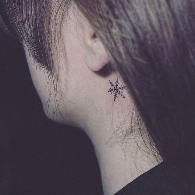 tatuaje detras de la oreja 131