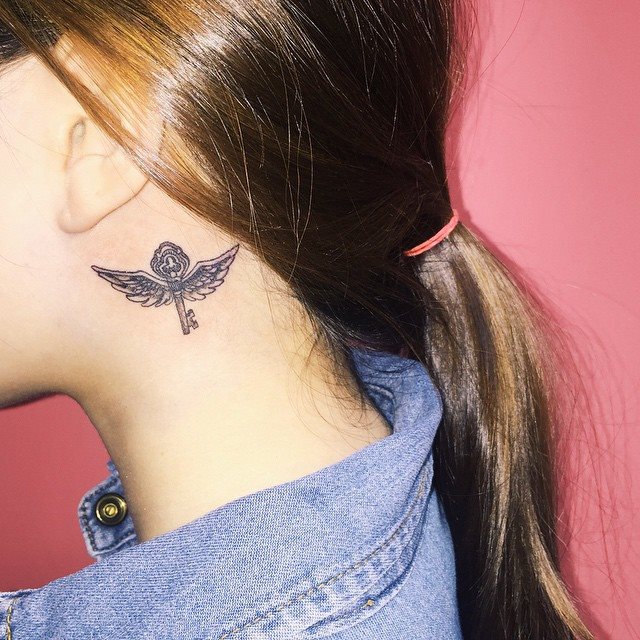 tatuaje detras de la oreja 141