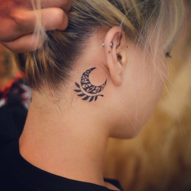 tatuaje detras de la oreja 171