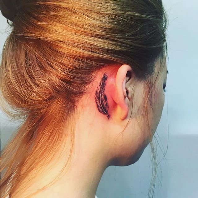tatuaje detras de la oreja 201