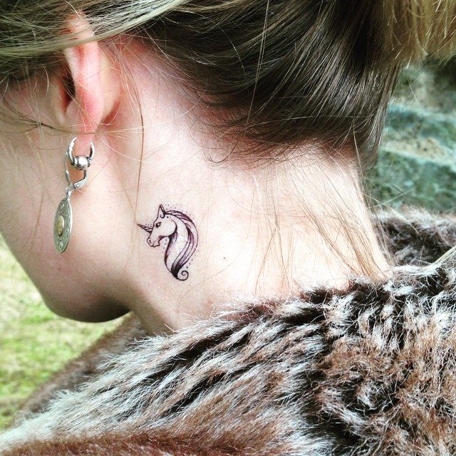 tatuaje detras de la oreja 21