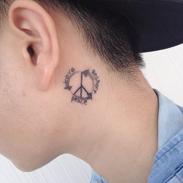 tatuaje detras de la oreja 211