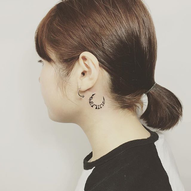 tatuaje detras de la oreja 221
